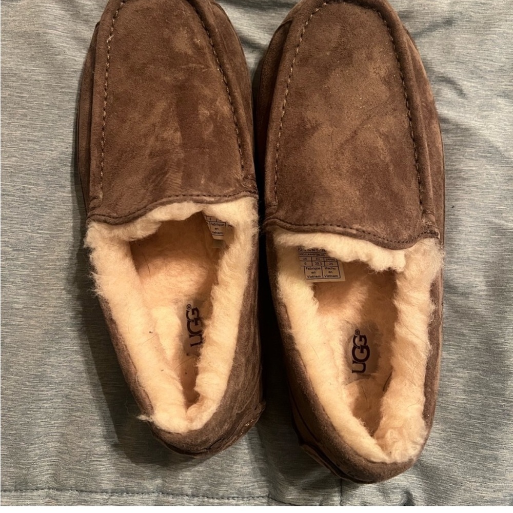 UGG slippers. Size 7.